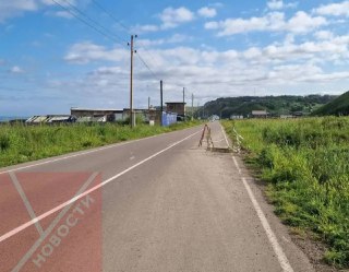 Опасная яма на улице Приморской в Углегорске требует ремонта