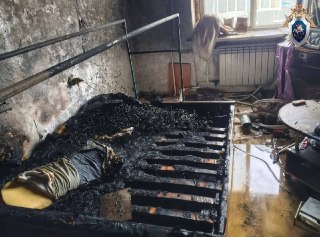 Труп мужчины найден в квартире во время тушения пожара в Охе