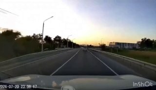 Видеофакт: Subaru Levorg почти врезался в автобус в Южно-Сахалинске