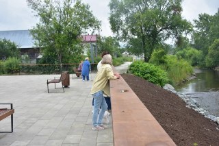 В Долинске обновили набережную реки Излучной для комфортных прогулок