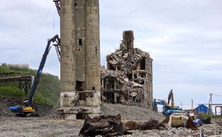 Снос аварийного целлюлозно-бумажного завода в Холмске завершен