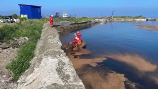 Морспасслужба ликвидирует разлив нефтепродуктов у села Правда